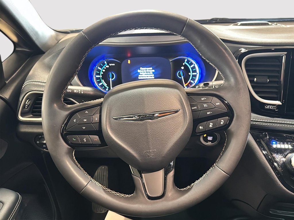 2023 Chrysler Pacifica Hybrid Touring L in St-Jean-Sur-Richelieu, Quebec - 12 - w1024h768px