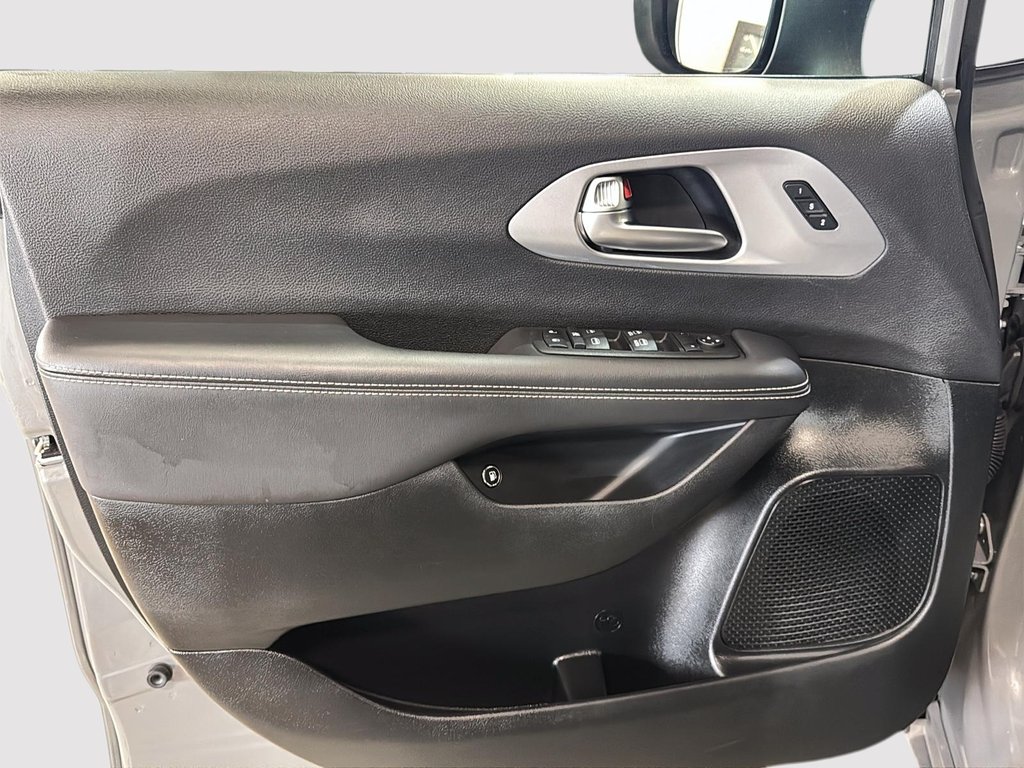 2023 Chrysler Pacifica Hybrid Touring L in St-Jean-Sur-Richelieu, Quebec - 11 - w1024h768px