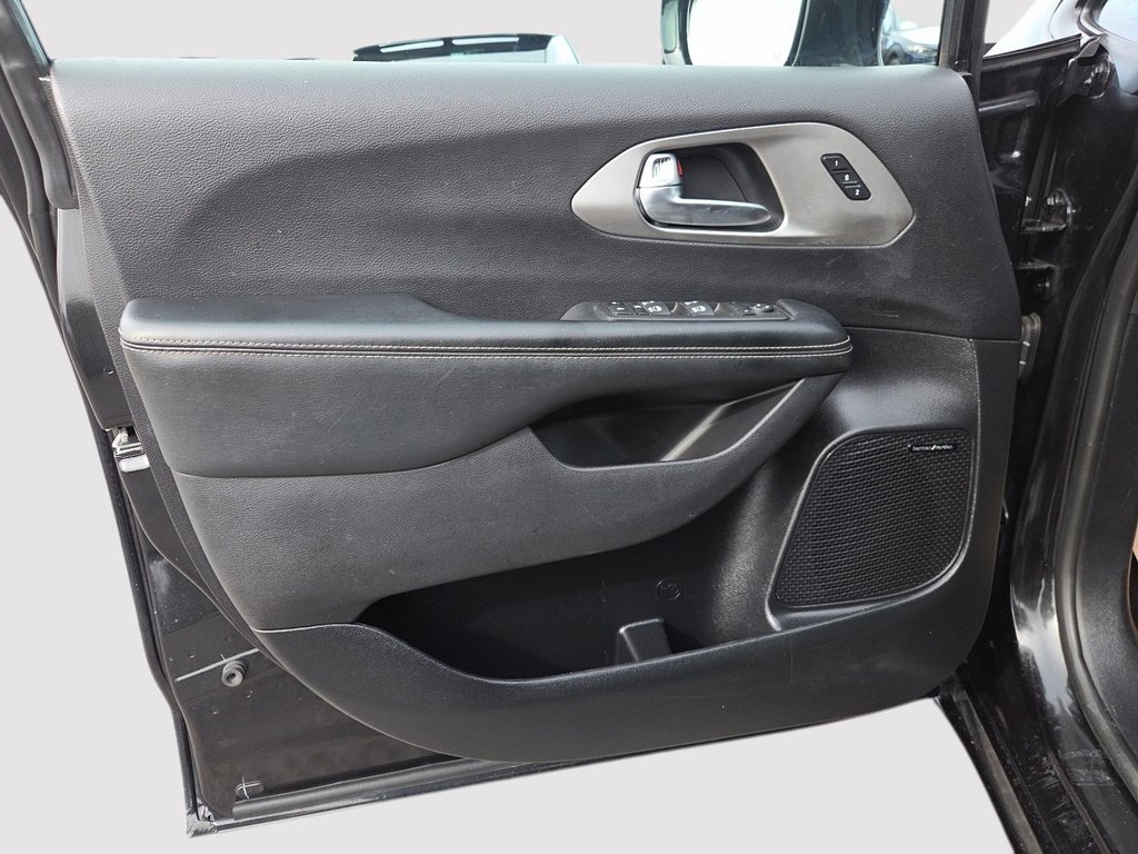 2022 Chrysler Pacifica Limited AWD Apparence S in St-Jean-Sur-Richelieu, Quebec - 11 - w1024h768px