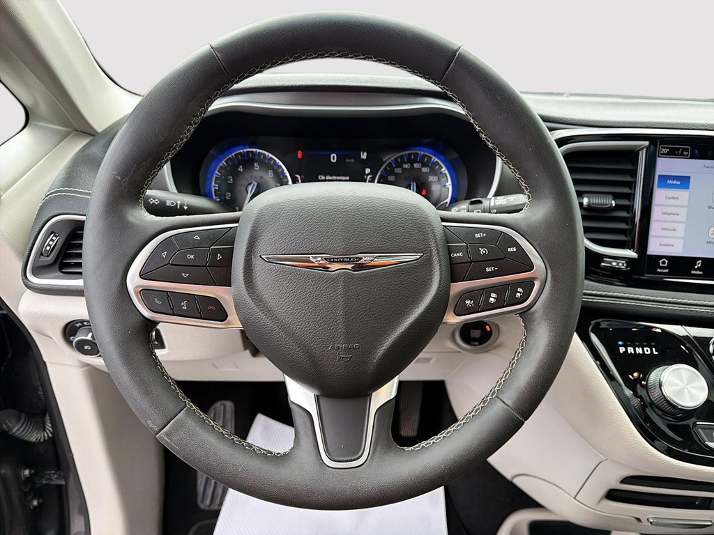 2022 Chrysler Pacifica Touring L in St-Jean-Sur-Richelieu, Quebec - 12 - w1024h768px