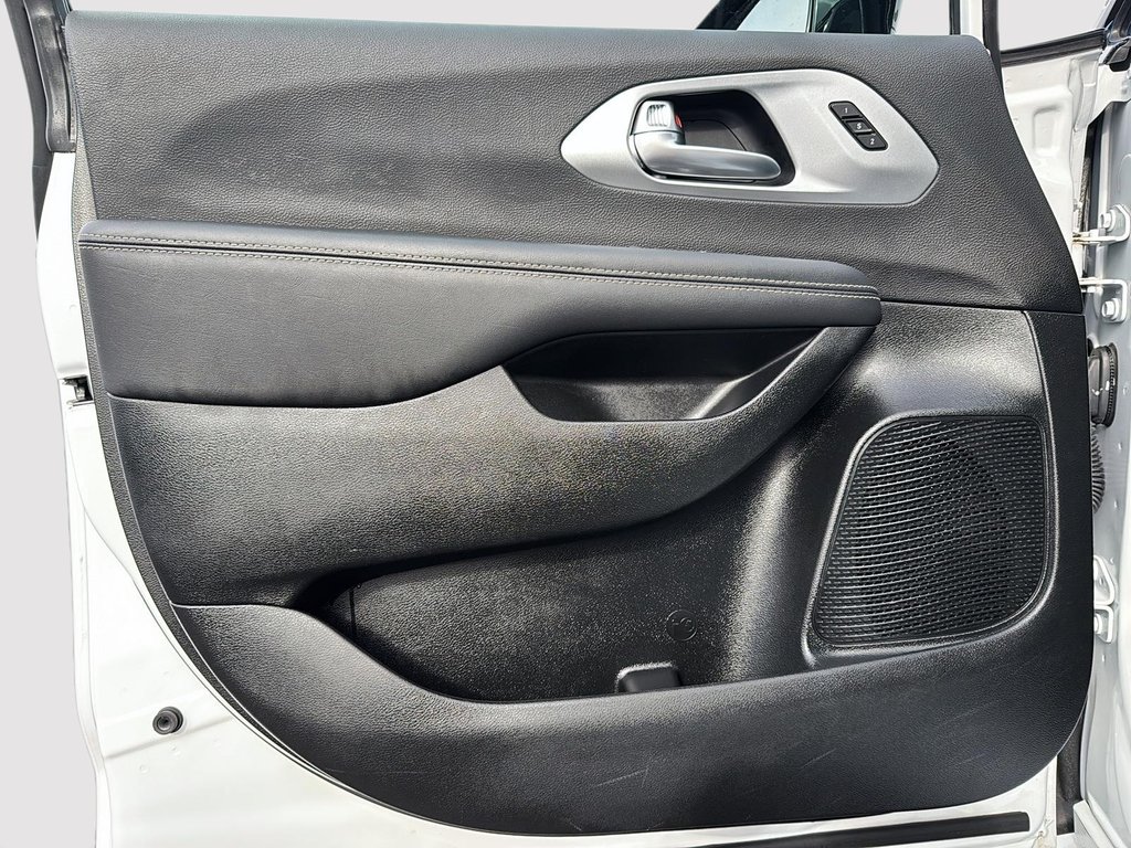 2024 Chrysler Pacifica Touring-L Apparence S in St-Jean-Sur-Richelieu, Quebec - 11 - w1024h768px