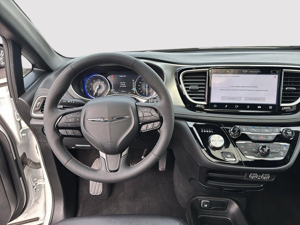 2024 Chrysler Pacifica Touring-L Apparence S in St-Jean-Sur-Richelieu, Quebec - 10 - w1024h768px