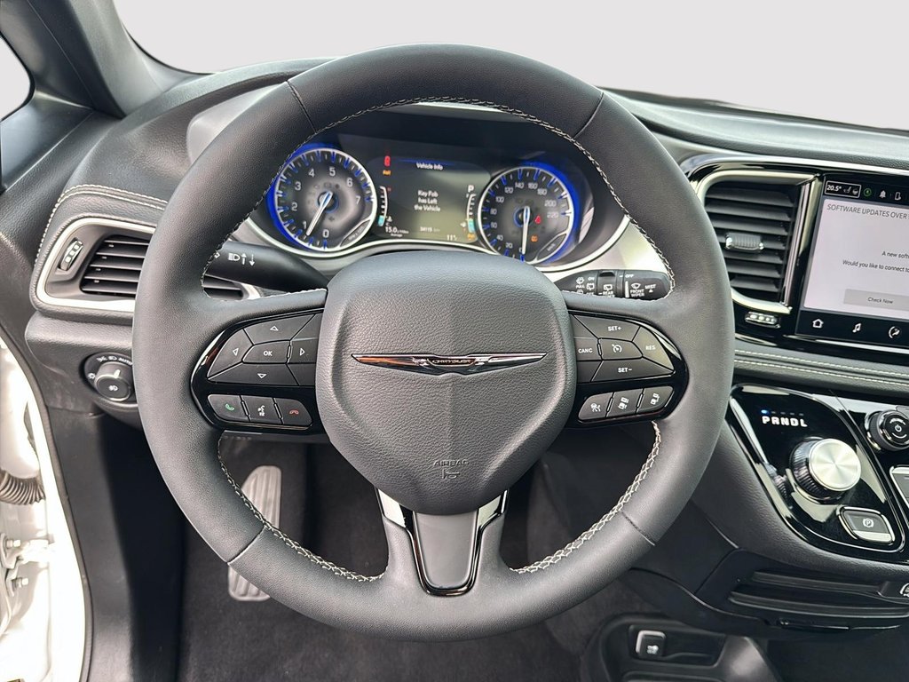 2024 Chrysler Pacifica Touring-L Apparence S in St-Jean-Sur-Richelieu, Quebec - 12 - w1024h768px