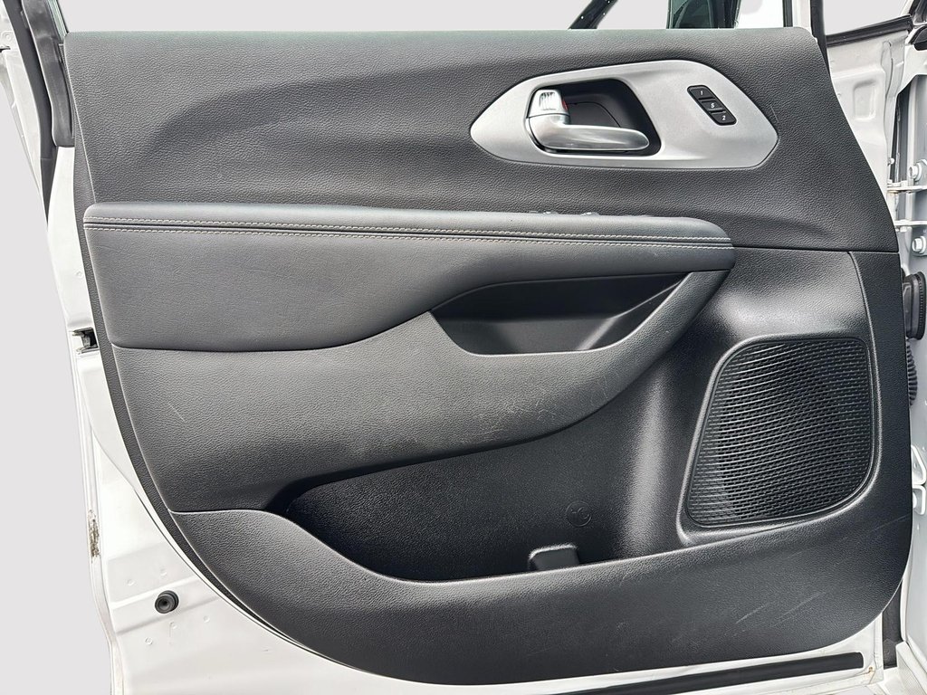 2024 Chrysler Pacifica Touring-L Apparence S in St-Jean-Sur-Richelieu, Quebec - 11 - w1024h768px