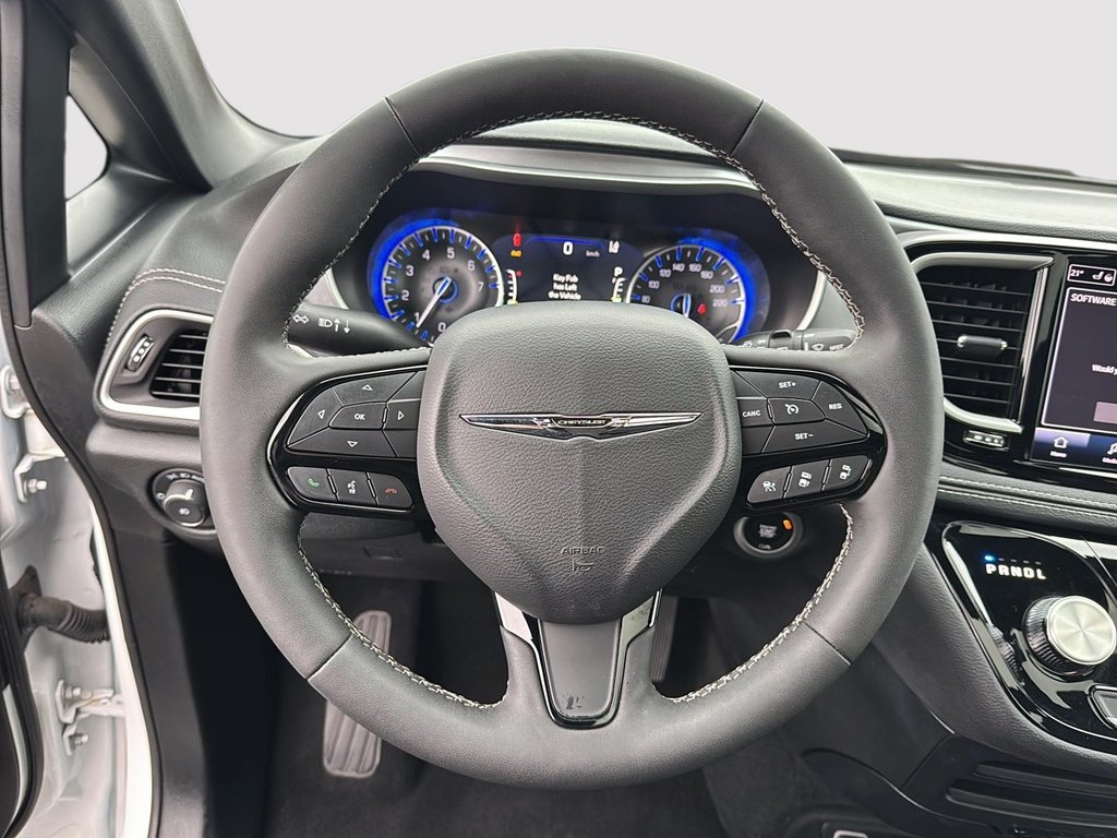 2024 Chrysler Pacifica Touring-L Apparence S in St-Jean-Sur-Richelieu, Quebec - 12 - w1024h768px