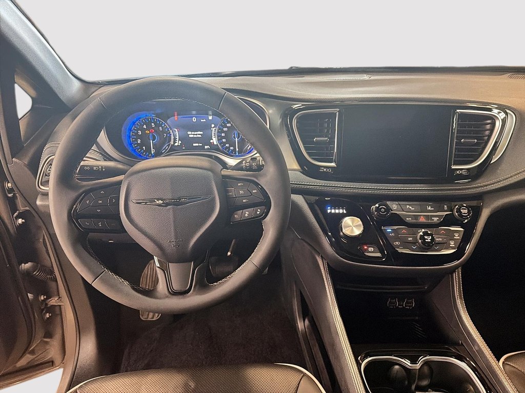 2025 Chrysler Pacifica Limited in St-Jean-Sur-Richelieu, Quebec - 10 - w1024h768px
