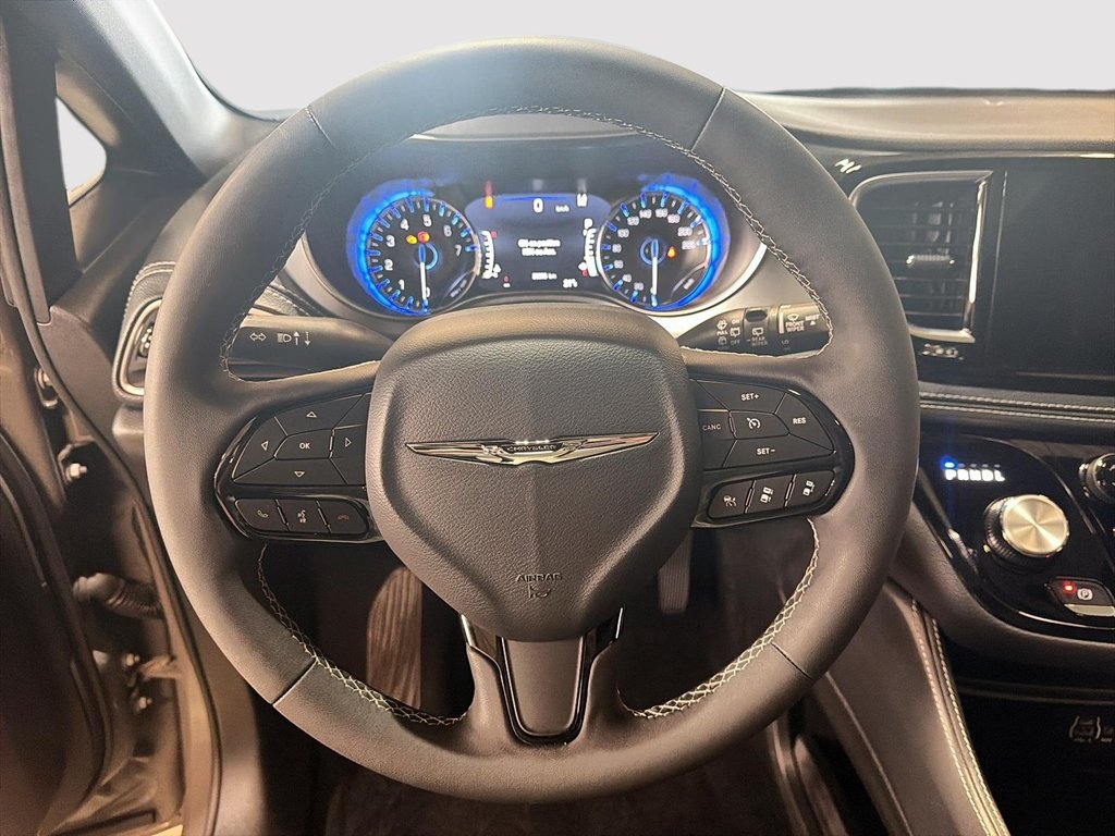 2025 Chrysler Pacifica Limited in St-Jean-Sur-Richelieu, Quebec - 12 - w1024h768px