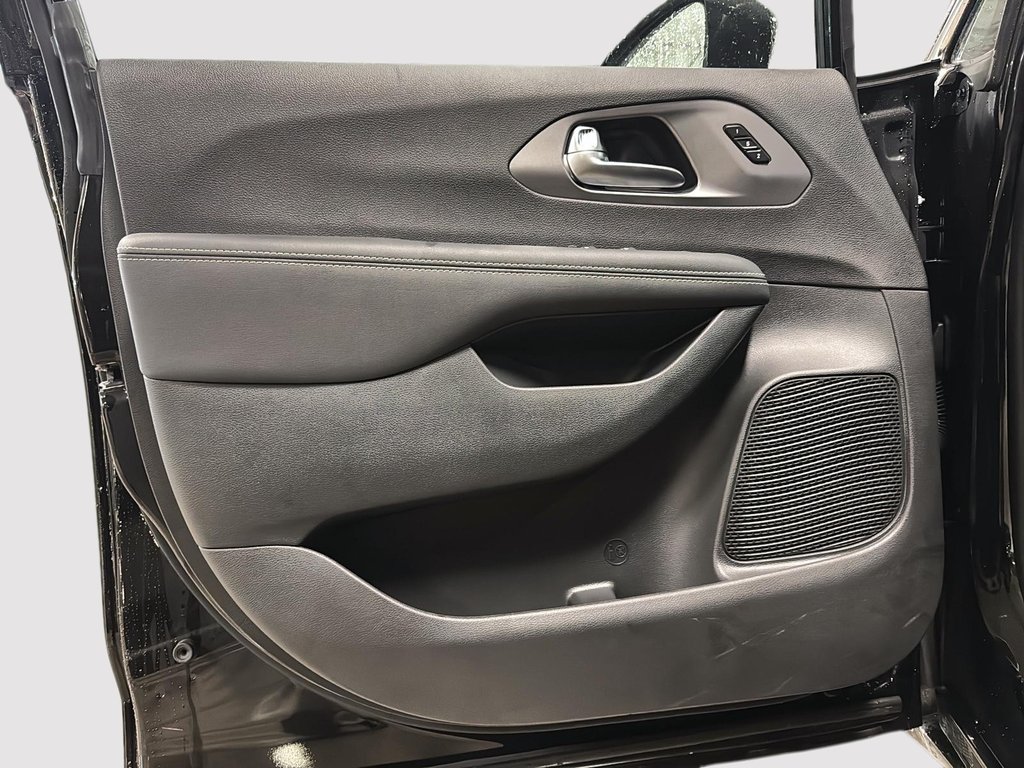 2026 Chrysler Pacifica SELECT AWD in Sherbrooke, Quebec - 11 - w1024h768px