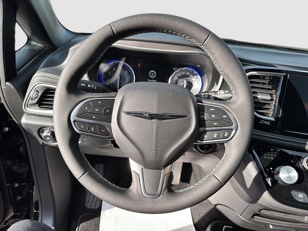 2026 Chrysler Pacifica SELECT in Sherbrooke, Quebec - 12 - w1024h768px