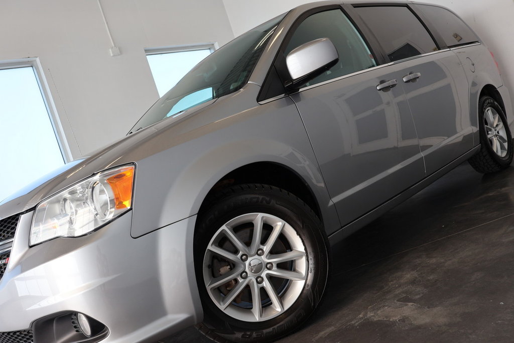 2020  Grand Caravan SXT Premium Plus | GPS | DVD | CUIR | STOW N GO | in Sherbrooke, Quebec - 2 - w1024h768px