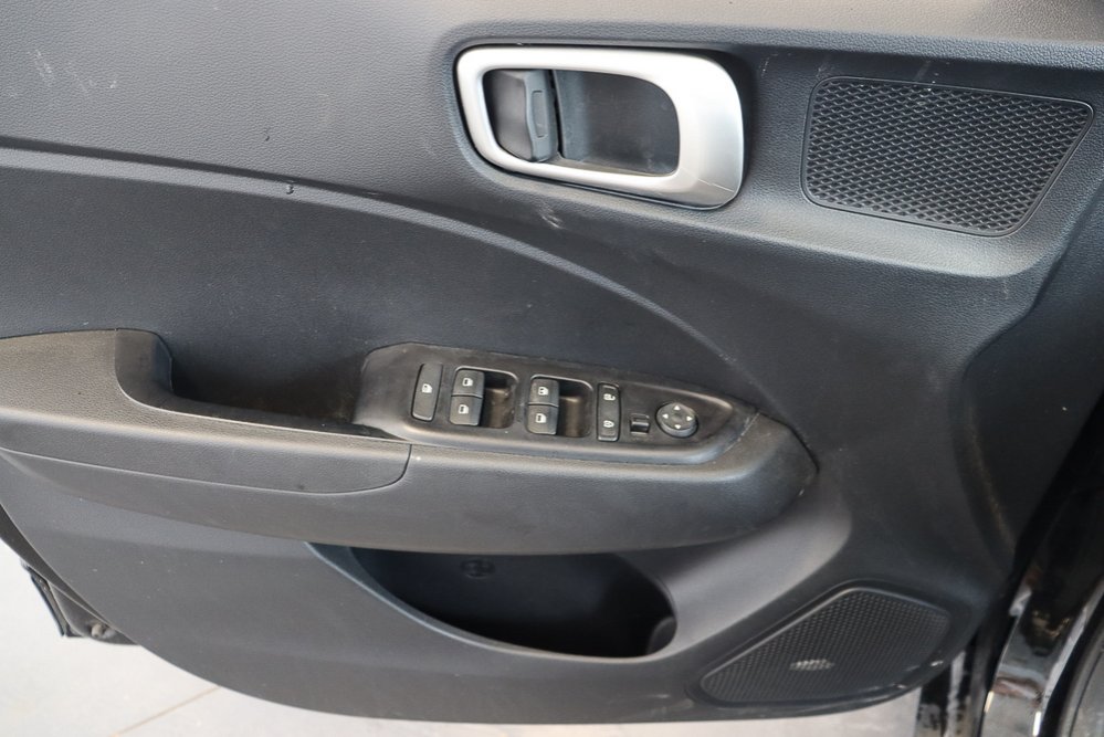 Hyundai Venue Preferred Automatique 2023 à St-Jean-Sur-Richelieu, Québec - 19 - w1024h768px