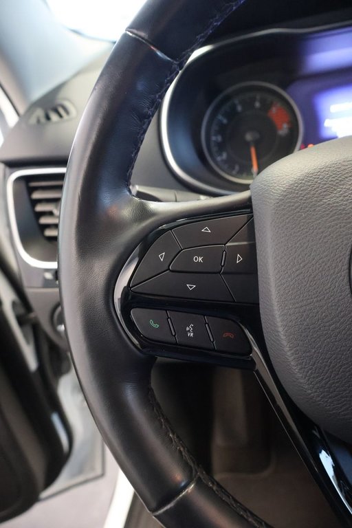 Jeep Cherokee Altitude Luxe 3.2L V6 4x4 Toit-Panoramique 2021 à St-Jean-Sur-Richelieu, Québec - 13 - w1024h768px