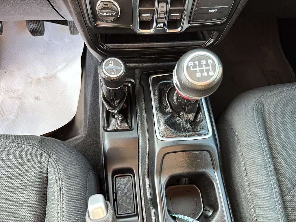 2022 Jeep Gladiator Willys V6 4X4 MANUELLE 6 VITESSES in St-Jean-Sur-Richelieu, Quebec - 15 - w1024h768px