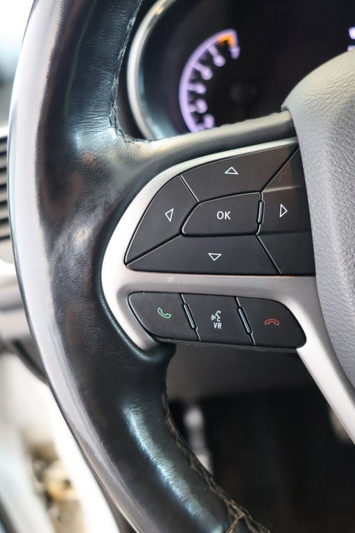 2020 Jeep Grand Cherokee Altitude 4X4 in St-Jean-Sur-Richelieu, Quebec - 13 - w1024h768px