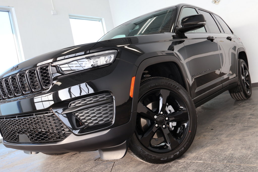 2024  Grand Cherokee ALTITUDE in St-Jean-Sur-Richelieu, Quebec - 2 - w1024h768px