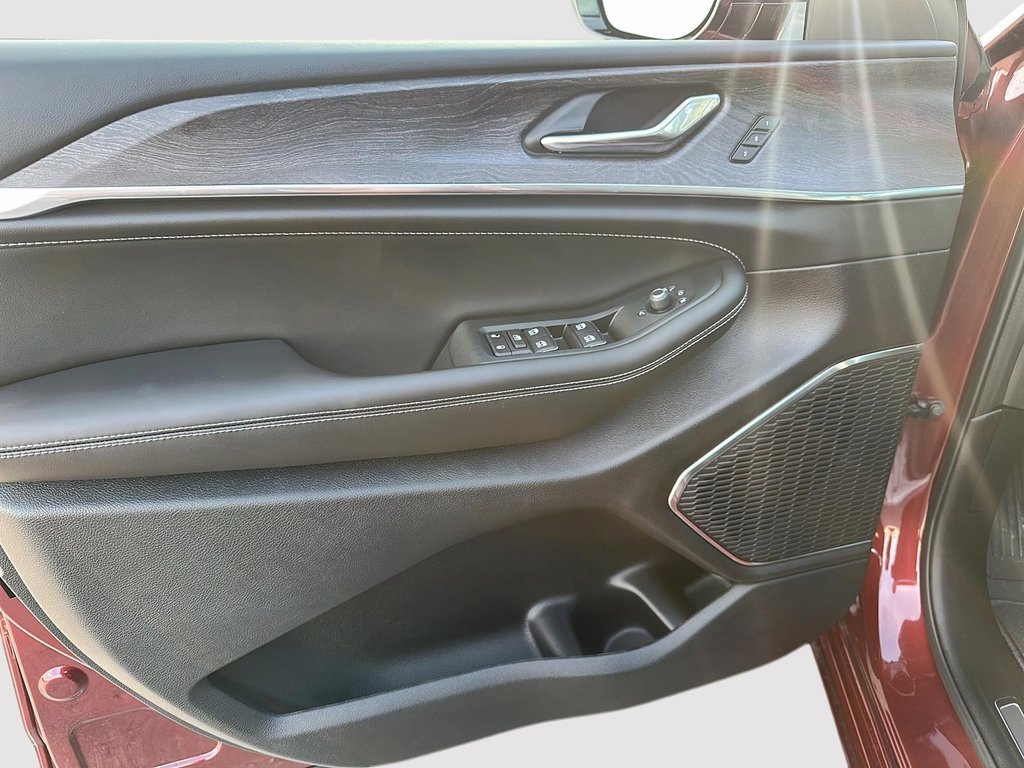 2025 Jeep GRAND CHEROKEE OVERLAND in Sherbrooke, Quebec - 10 - w1024h768px
