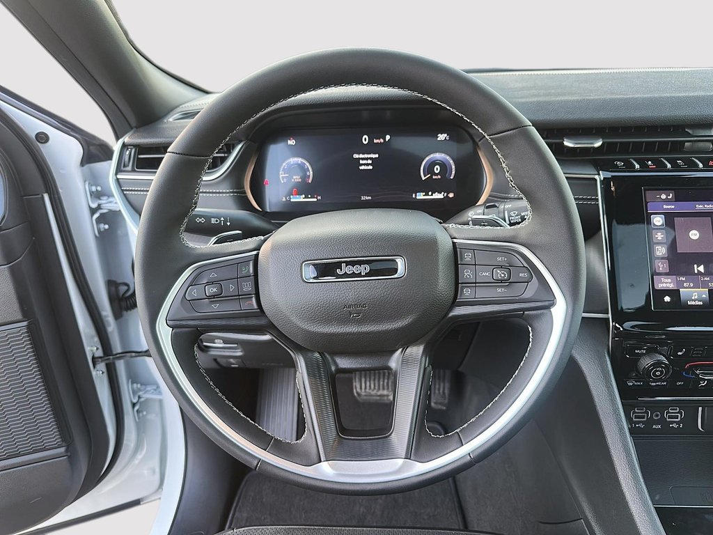 2025 Jeep GRAND CHEROKEE LAREDO ALTITUDE in Sherbrooke, Quebec - 11 - w1024h768px