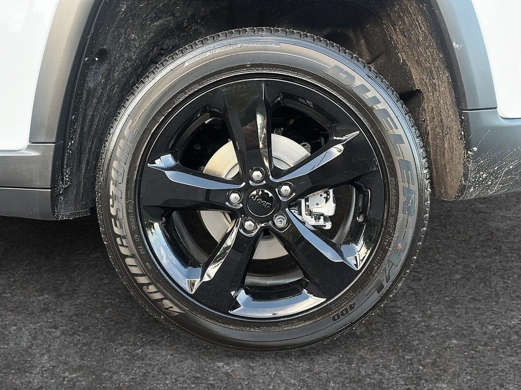 2025 Jeep GRAND CHEROKEE LAREDO ALTITUDE in Sherbrooke, Quebec - 7 - w1024h768px