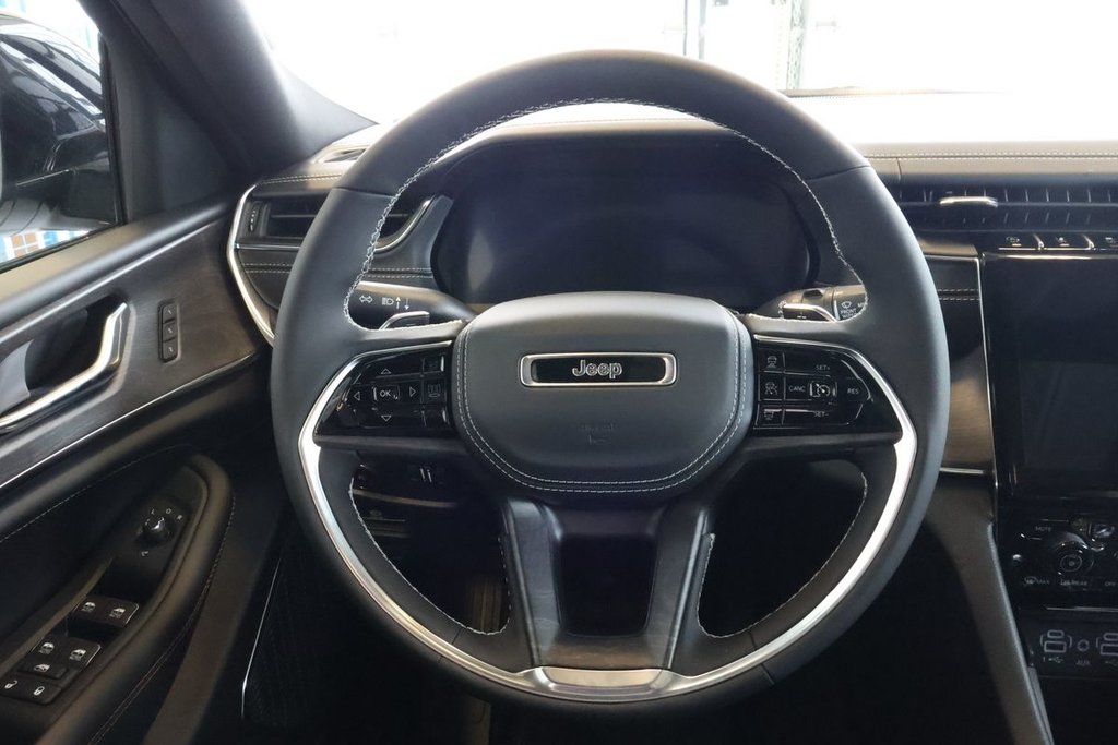 Jeep Grand Cherokee OVERLAND 2025 à Sherbrooke, Québec - 8 - w1024h768px