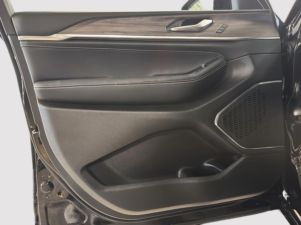 Jeep Grand Cherokee OVERLAND 2025 à St-Jean-Sur-Richelieu, Québec - 11 - w1024h768px