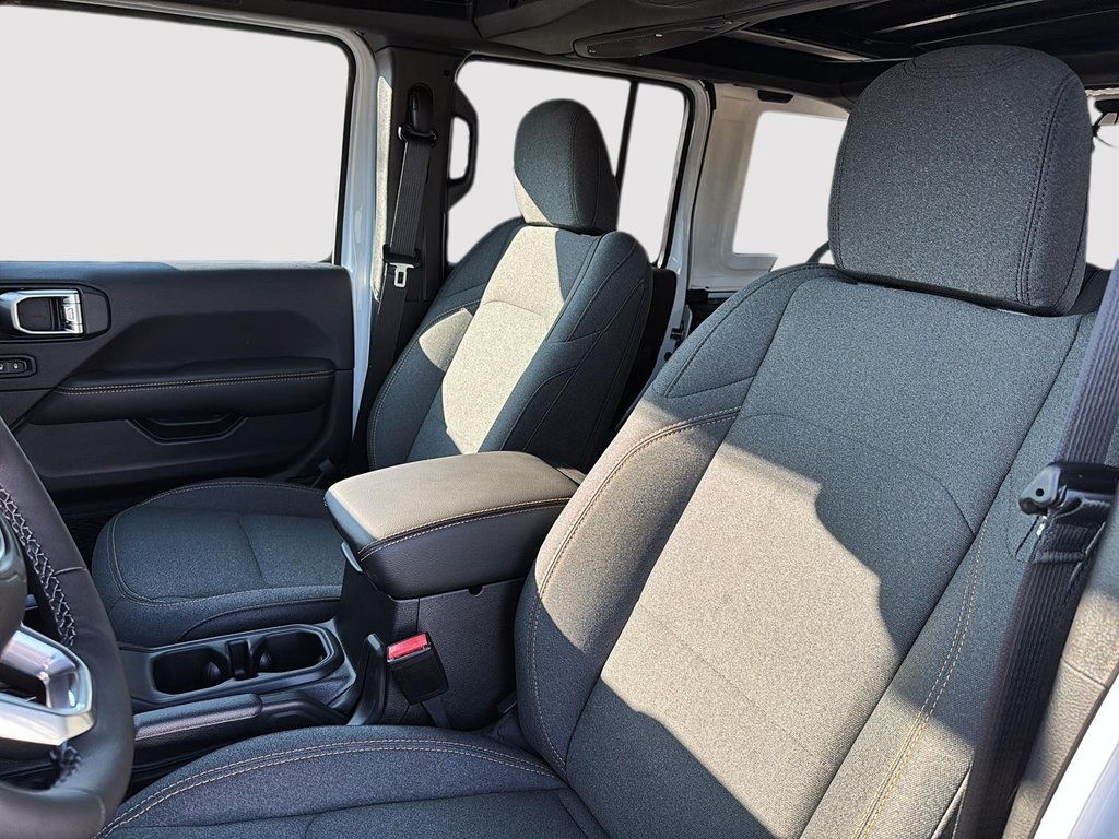 Jeep WRANGLER 4-Door SAHARA 2025 à St-Jean-Sur-Richelieu, Québec - 9 - w1024h768px