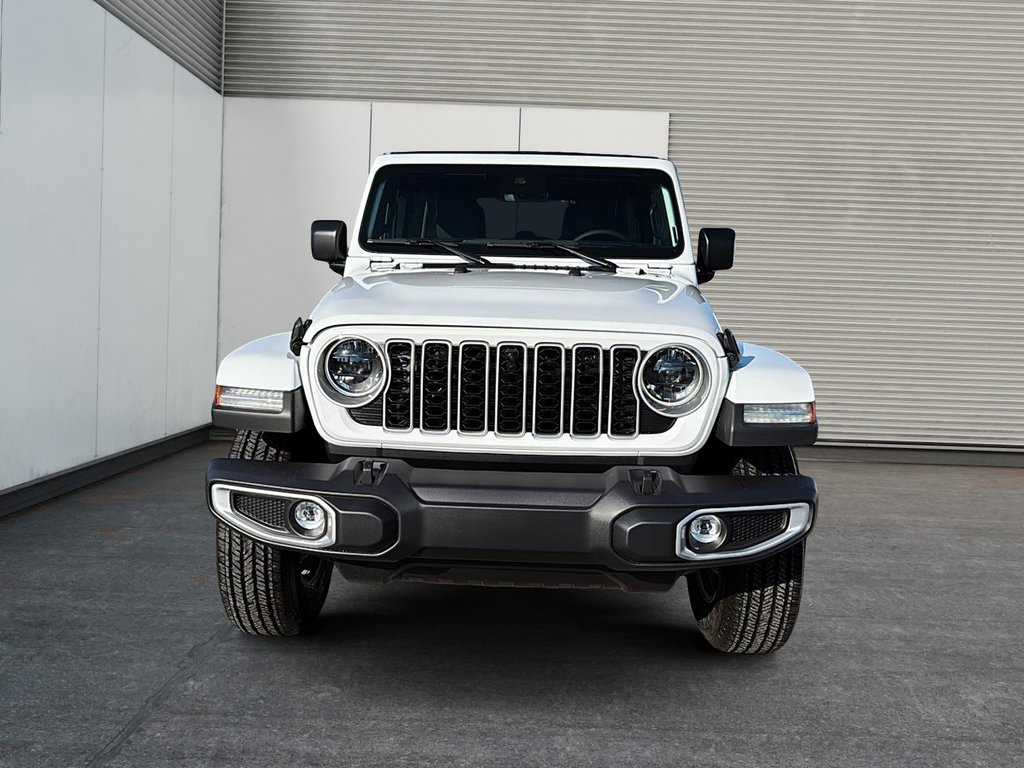 Jeep WRANGLER 4-Door SAHARA 2025 à St-Jean-Sur-Richelieu, Québec - 2 - w1024h768px