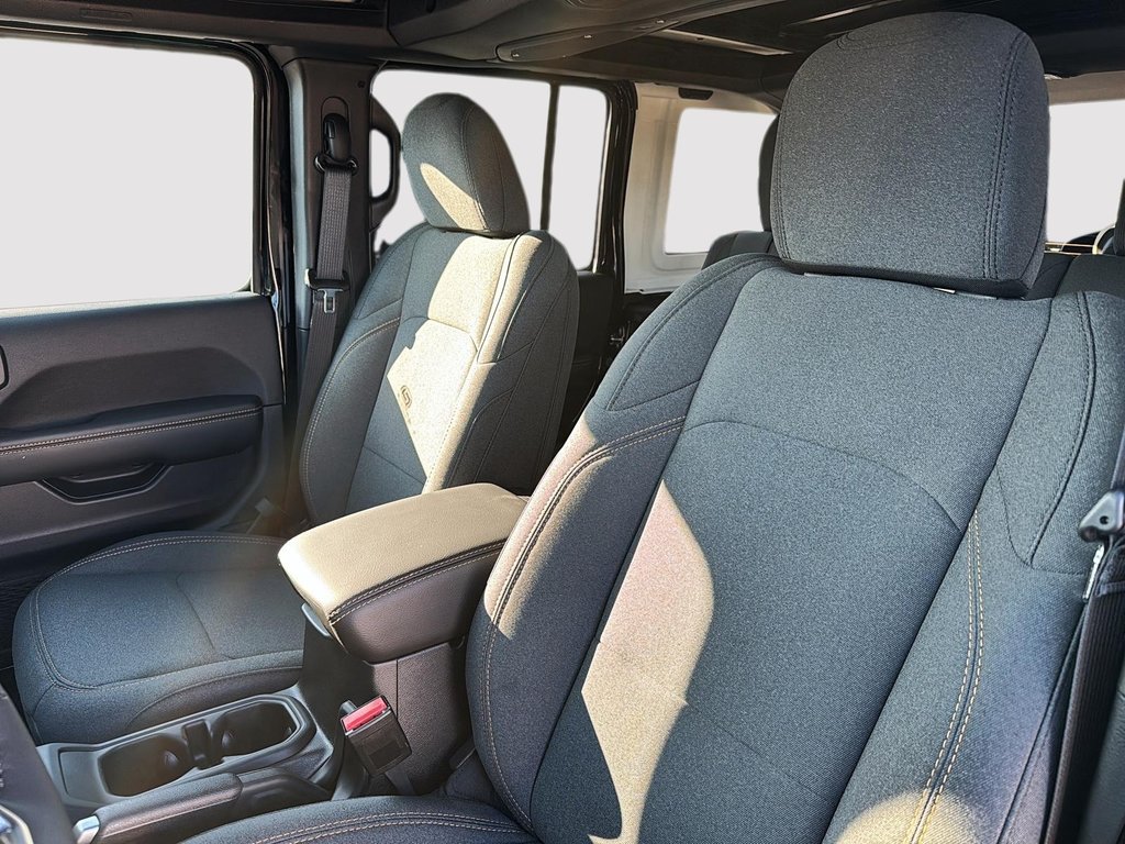 Jeep WRANGLER 4-Door SAHARA 2025 à St-Jean-Sur-Richelieu, Québec - 9 - w1024h768px