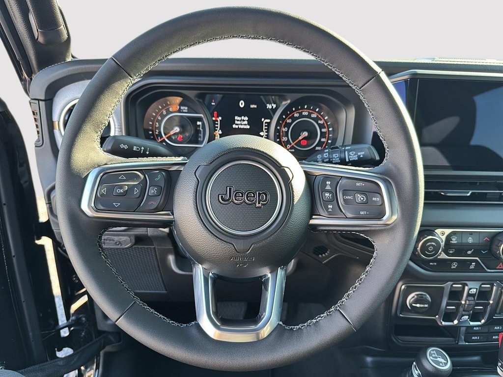 Jeep WRANGLER 4-Door SAHARA 2025 à St-Jean-Sur-Richelieu, Québec - 12 - w1024h768px