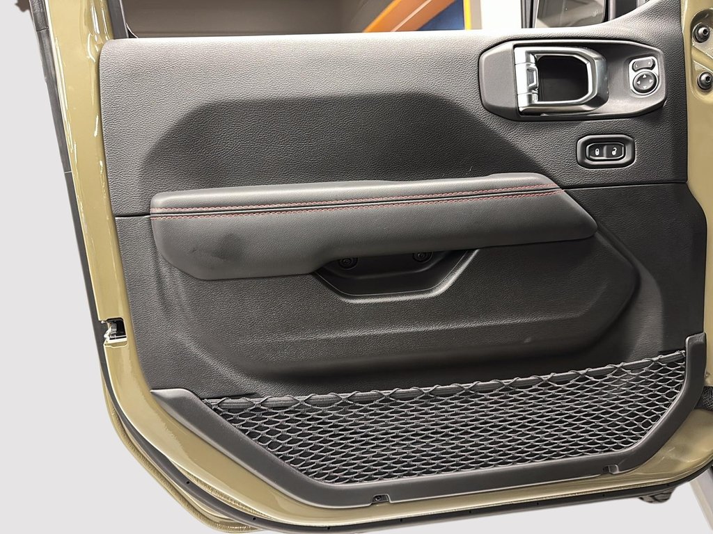 2025 Jeep Wrangler 4-Door RUBICON in Sherbrooke, Quebec - 11 - w1024h768px