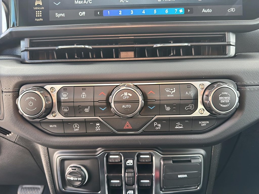 Jeep Wrangler 4-Door SAHARA 2026 à Sherbrooke, Québec - 14 - w1024h768px