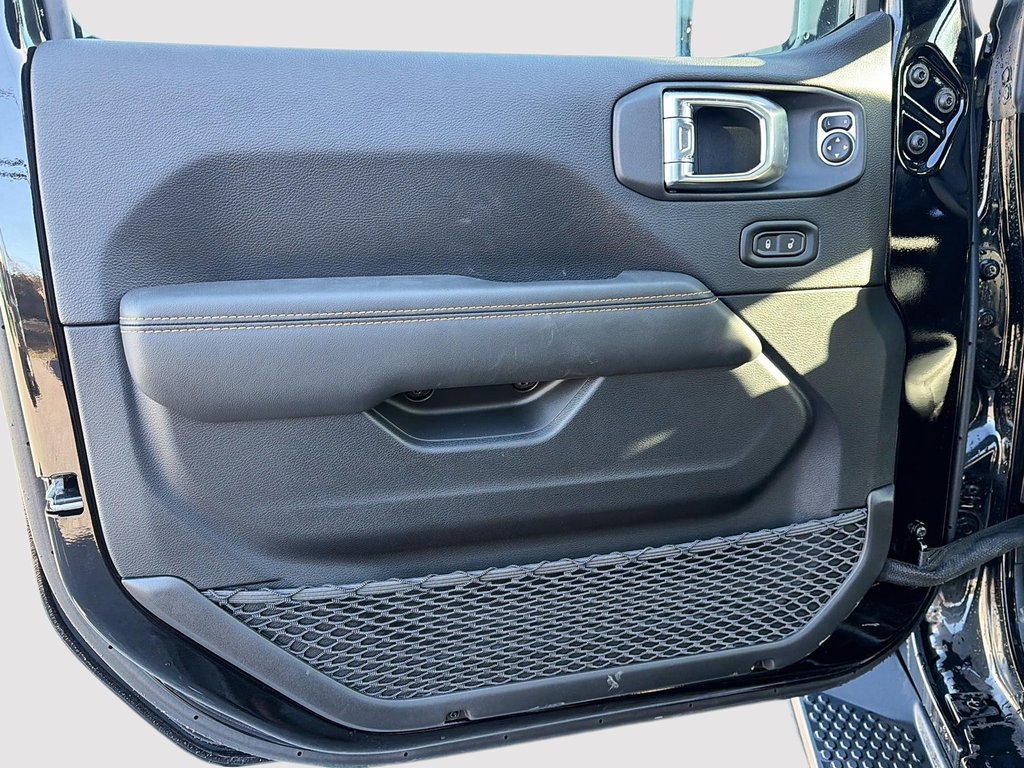 Jeep Wrangler 4-Door SAHARA 2026 à St-Jean-Sur-Richelieu, Québec - 10 - w1024h768px