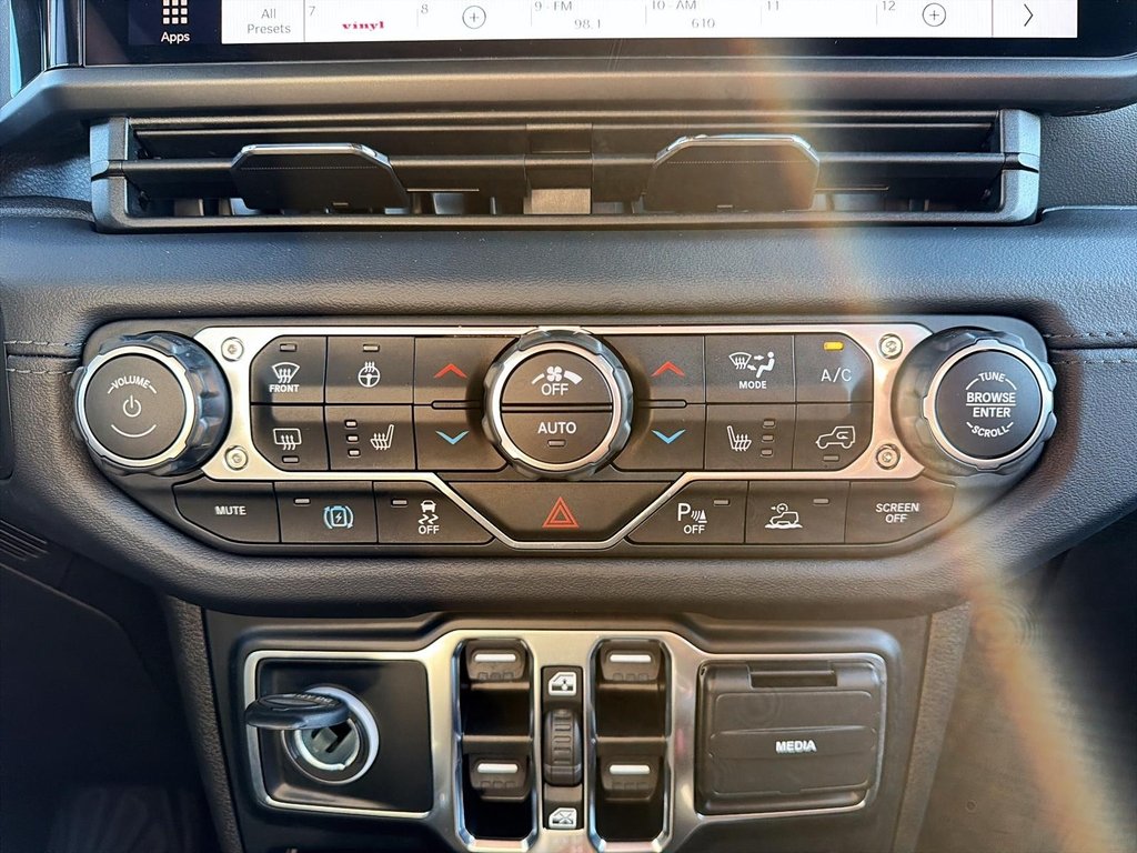 2024 Jeep Wrangler 4xe HIGH ALTITUDE 4XE // SKY ONE-TOUCH // CUIR in St-Jean-Sur-Richelieu, Quebec - 14 - w1024h768px