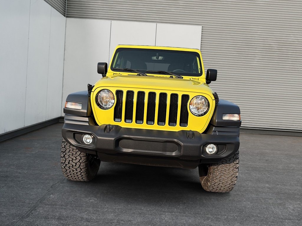 Jeep Wrangler Unlimited Sport Altitude | Look noir, 4×4 2023 à St-Jean-Sur-Richelieu, Québec - 2 - w1024h768px