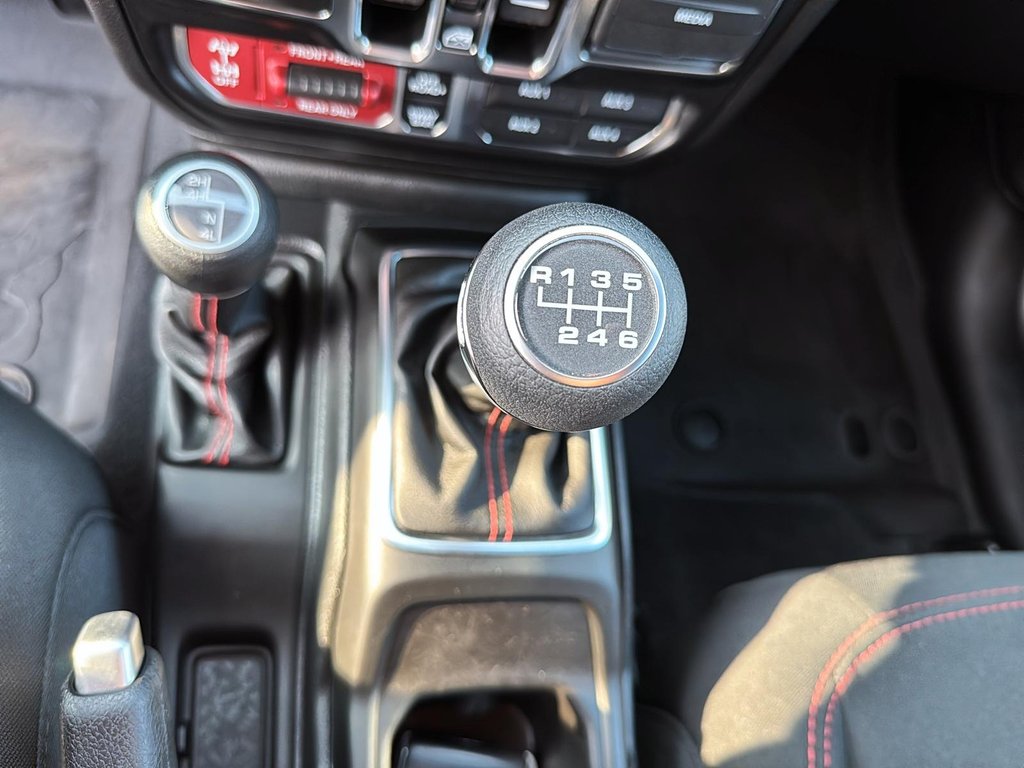 Jeep Wrangler Rubicon V6 4X4 SKY ONE-TOUCH ELECTRIQUE 2023 à St-Jean-Sur-Richelieu, Québec - 13 - w1024h768px