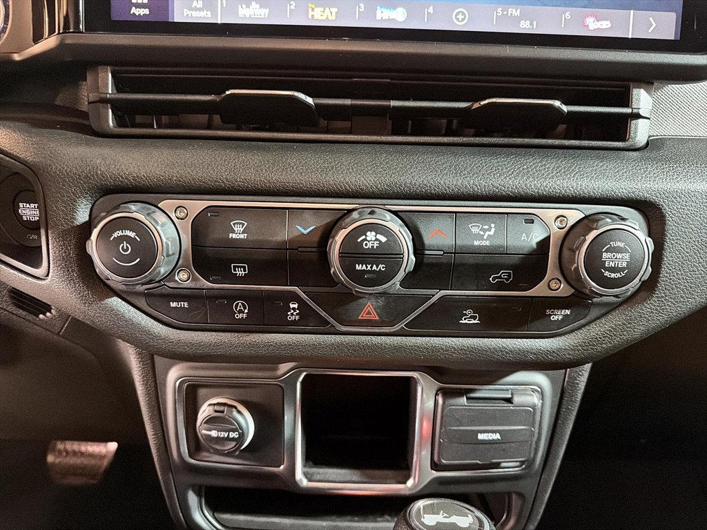 Jeep Wrangler Sport Climatiseur 2024 à St-Jean-Sur-Richelieu, Québec - 14 - w1024h768px