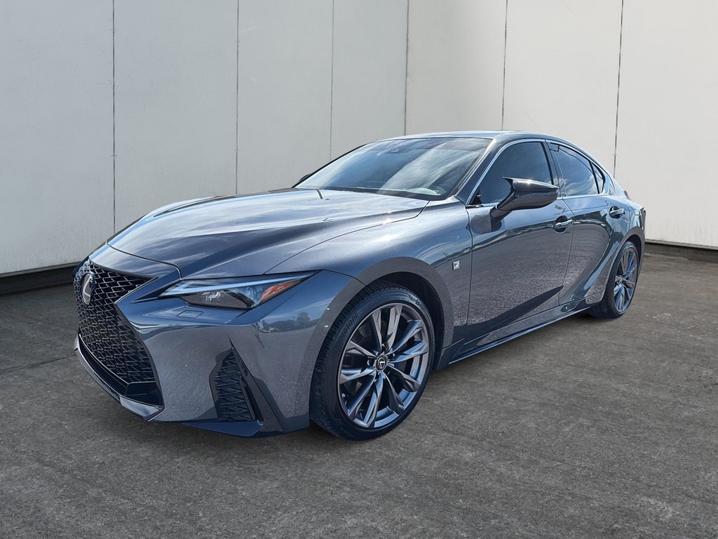 Lexus IS 300  2023 à St-Jean-Sur-Richelieu, Québec - 1 - w1024h768px
