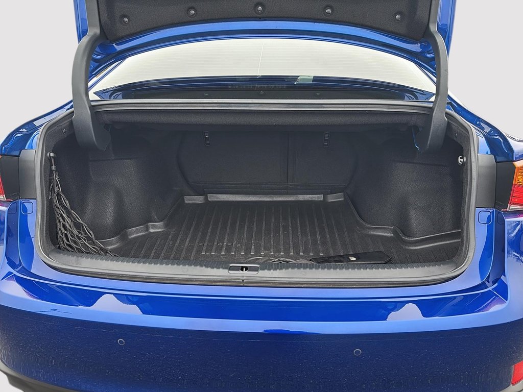 2020 Lexus IS 350 in St-Jean-Sur-Richelieu, Quebec - 6 - w1024h768px