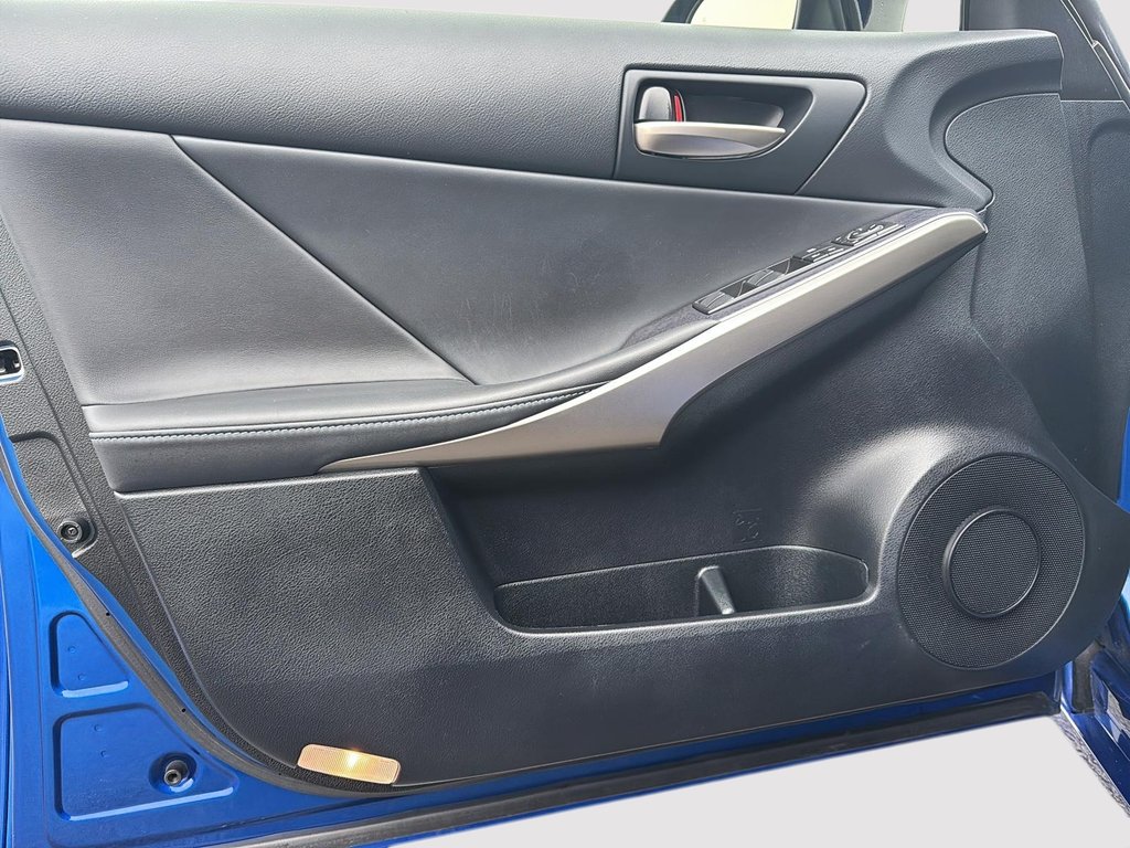 2020 Lexus IS 350 in St-Jean-Sur-Richelieu, Quebec - 11 - w1024h768px