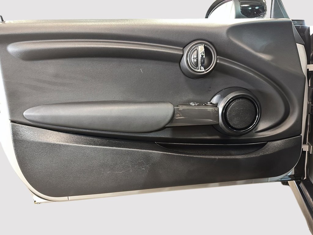 2024 MINI 3 Door Cooper in St-Jean-Sur-Richelieu, Quebec - 10 - w1024h768px