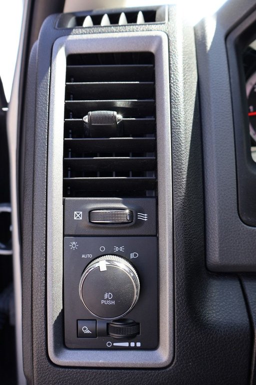 Ram 1500 Classic Express+Crew Cab+Night+Temps Froid+Remorquage 2020 à St-Jean-Sur-Richelieu, Québec - 15 - w1024h768px