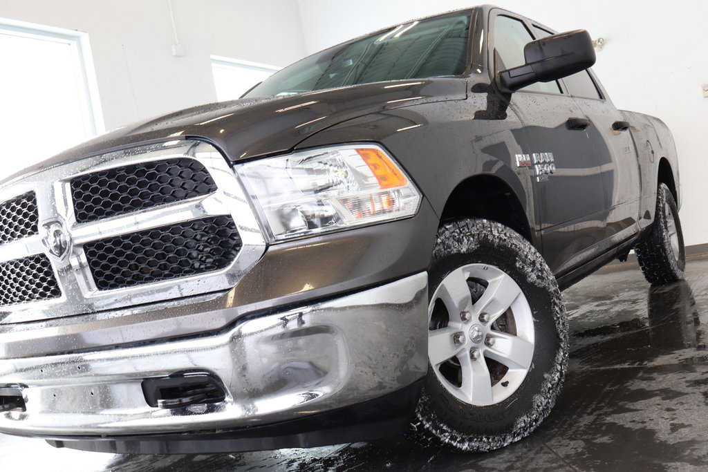 2022 Ram 1500 Classic SLT CREWCAB V8 4X4 in St-Jean-Sur-Richelieu, Quebec - 2 - w1024h768px