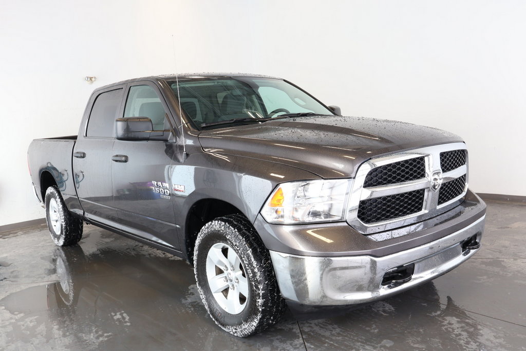 2022 Ram 1500 Classic SLT CREWCAB V8 4X4 in St-Jean-Sur-Richelieu, Quebec - 4 - w1024h768px