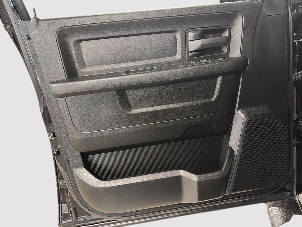 2023 Ram 1500 Classic Express Night CrewCab V8 4x4 Boite de Fibre in St-Jean-Sur-Richelieu, Quebec - 11 - w1024h768px