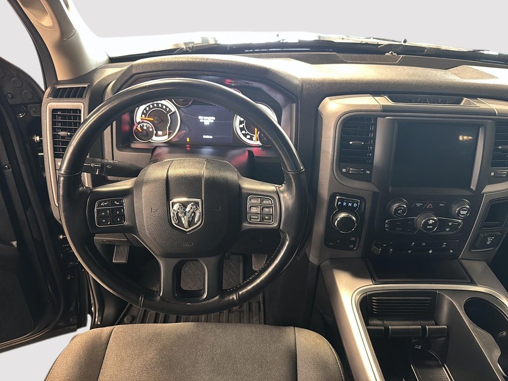 2023 Ram 1500 Classic Express Night CrewCab V8 4x4 Boite de Fibre in St-Jean-Sur-Richelieu, Quebec - 10 - w1024h768px