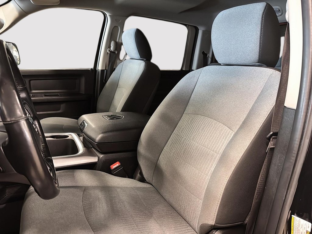 2023 Ram 1500 Classic Express Night CrewCab V8 4x4 Boite de Fibre in St-Jean-Sur-Richelieu, Quebec - 9 - w1024h768px