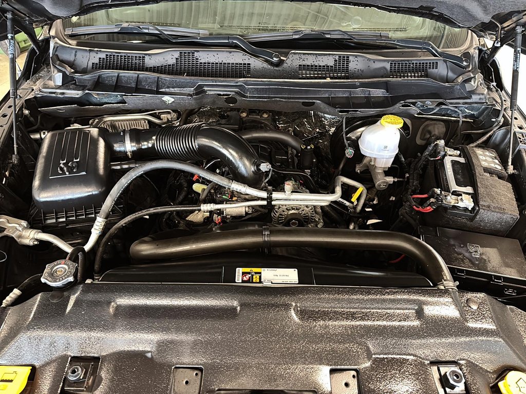 Ram 1500 Classic Express Night CrewCab V8 4x4 Boite de Fibre 2023-7