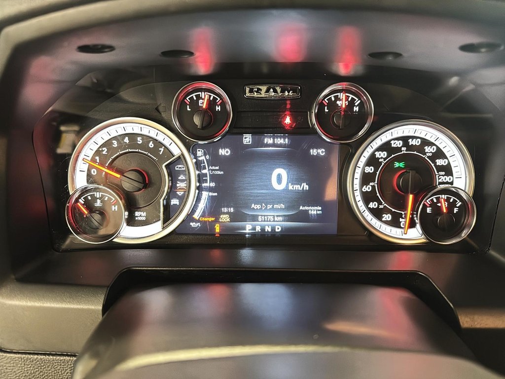 2023 Ram 1500 Classic Express Night CrewCab V8 4x4 Boite de Fibre in St-Jean-Sur-Richelieu, Quebec - 13 - w1024h768px
