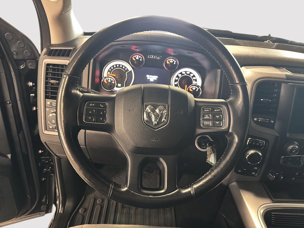 2023 Ram 1500 Classic Express Night CrewCab V8 4x4 Boite de Fibre in St-Jean-Sur-Richelieu, Quebec - 12 - w1024h768px