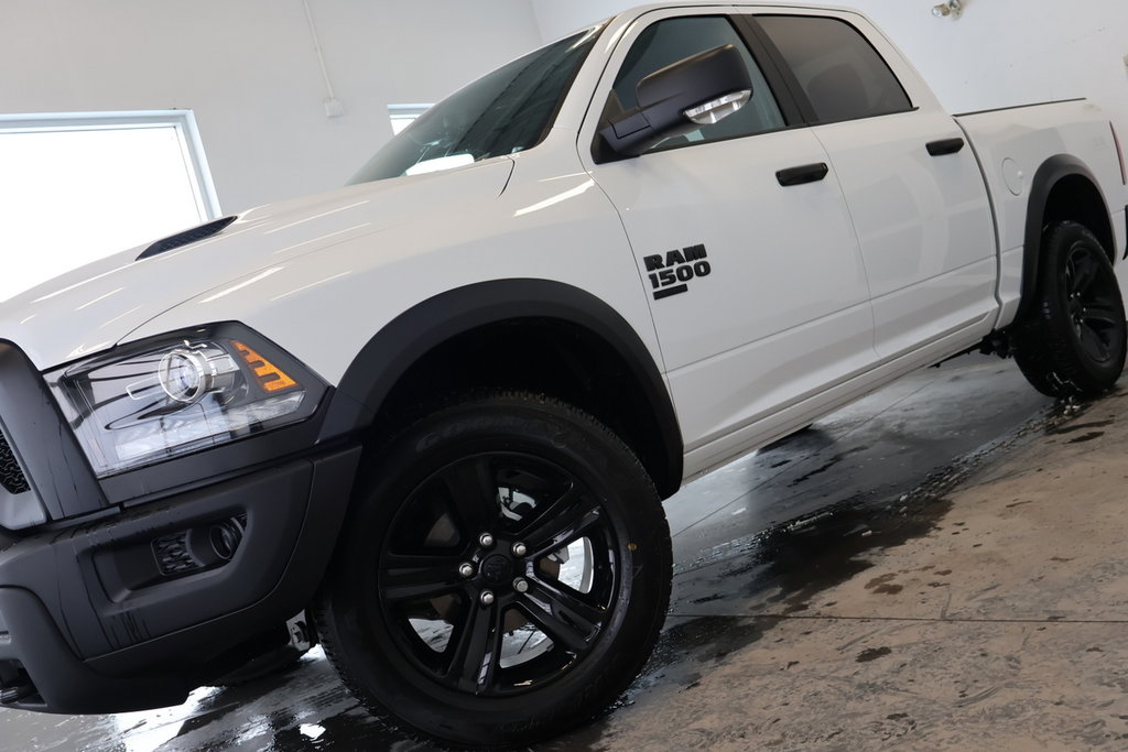 2024 Ram 1500 Classic WARLOCK in Sherbrooke, Quebec - 2 - w1024h768px