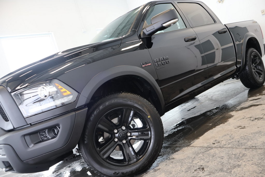 2024 Ram 1500 Classic WARLOCK in Sherbrooke, Quebec - 2 - w1024h768px